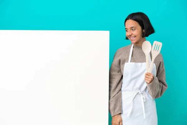 Jovem Mista Cozinheiro Mulher Com Grande Cartaz Isolado Fundo Azul — Fotografia de Stock