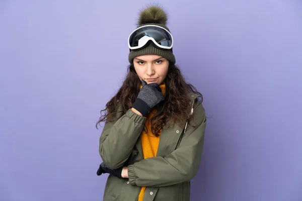 Tonåring Ryska Flicka Med Snowboard Glasögon Isolerad Lila Bakgrund Tänkande — Stockfoto