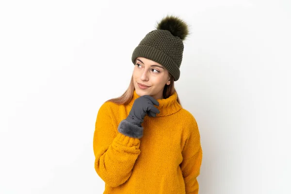 Menina Com Chapéu Inverno Isolado Fundo Branco Olhando Para Cima — Fotografia de Stock