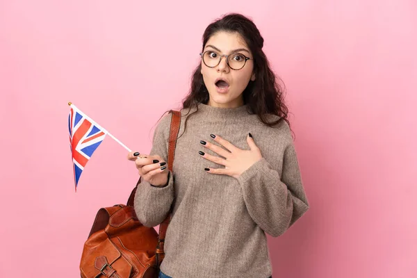 Junge Russin Mit Britischer Flagge Auf Rosa Hintergrund Überrascht Und — Stockfoto