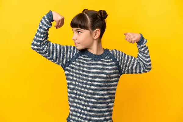 Liten Kaukasiska Flicka Isolerad Gul Bakgrund Gör Stark Gest — Stockfoto