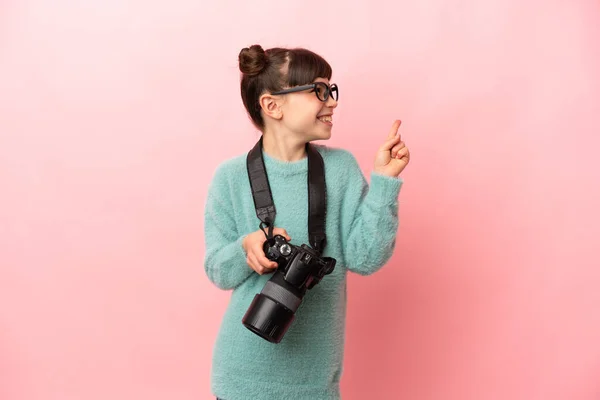 Pequeña Fotógrafa Aislada Sobre Fondo Rosa Apuntando Una Gran Idea —  Fotos de Stock