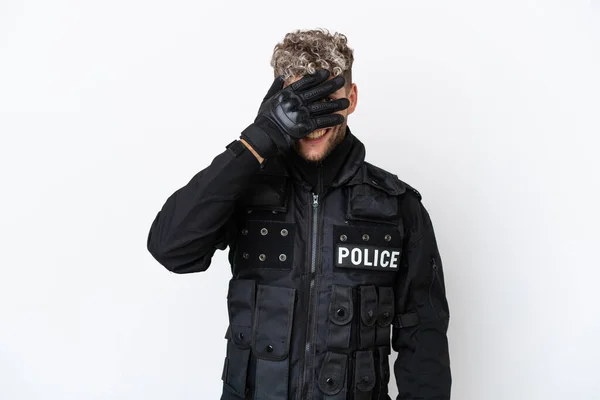 Swat Běloch Izolovaný Bílém Pozadí Zakrývající Oči Rukama Úsměvem — Stock fotografie