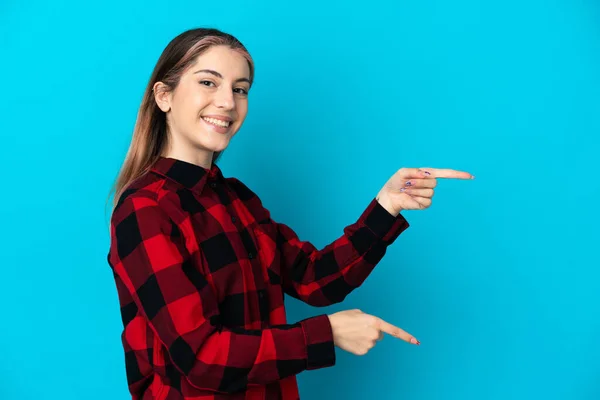 Mujer Joven Caucásica Aislada Sobre Fondo Azul Apuntando Con Dedo —  Fotos de Stock