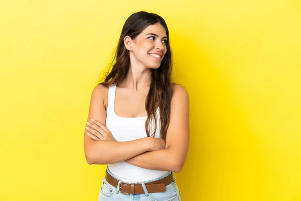 Giovane Donna Caucasica Isolata Sfondo Giallo Con Braccia Incrociate Felici — Foto Stock