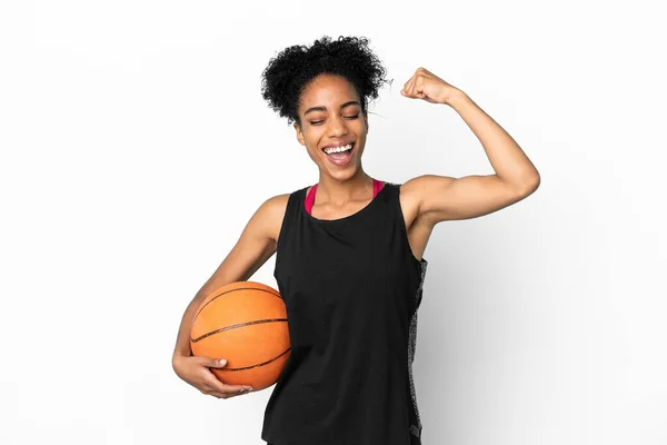 Joven Jugadora Baloncesto Latina Aislada Sobre Fondo Blanco Celebrando Una — Foto de Stock