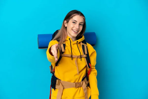 Mujer Joven Montañista Con Una Gran Mochila Aislada Sobre Fondo —  Fotos de Stock