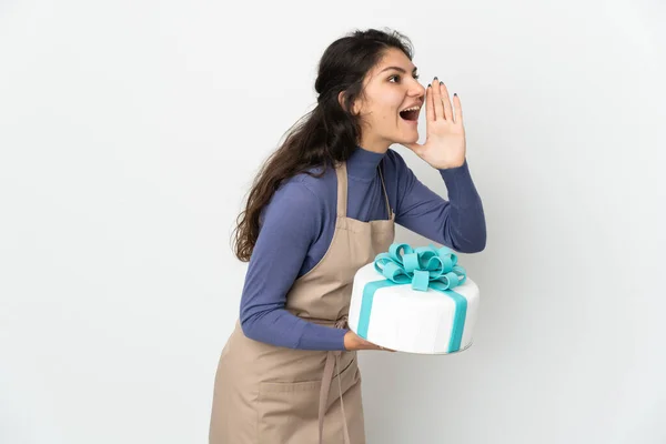 Pâtisserie Chef Russe Tenant Gros Gâteau Isolé Sur Fond Blanc — Photo