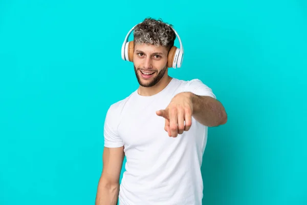 Jonge Knappe Blanke Man Geïsoleerd Blauwe Achtergrond Luisteren Muziek — Stockfoto