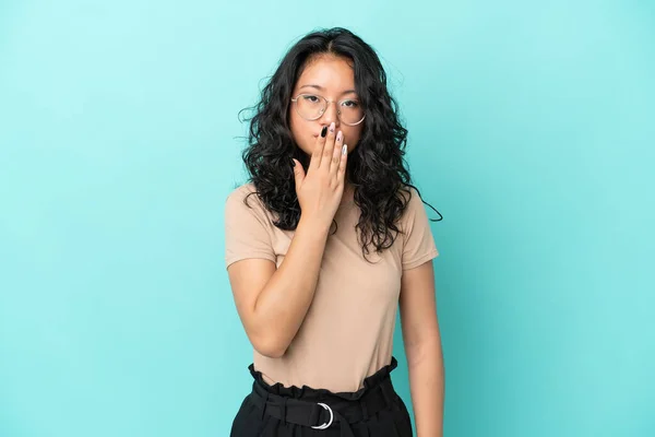 Junge Asiatische Frau Isoliert Auf Blauem Hintergrund Bedeckt Mund Mit — Stockfoto