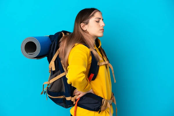 Mujer Joven Montañista Con Una Gran Mochila Aislada Sobre Fondo —  Fotos de Stock