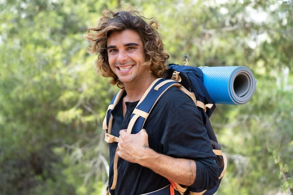 Ung Kaukasisk Vandrare Man Tillbringar Sin Camping Semester — Stockfoto