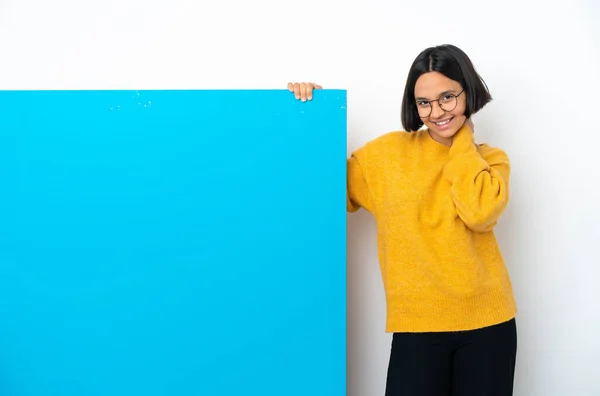 Jong Gemengd Ras Vrouw Met Een Groot Blauw Bordje Geïsoleerd — Stockfoto