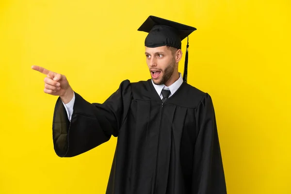 Giovane Laureato Uomo Caucasico Isolato Sfondo Giallo Che Punta Lontano — Foto Stock