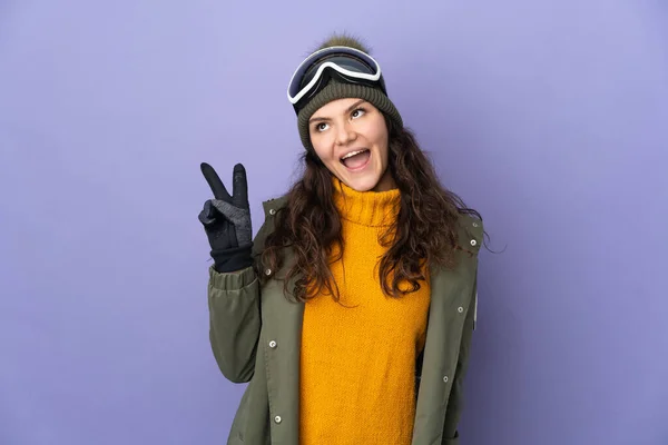 Tonåring Ryska Flicka Med Snowboard Glasögon Isolerad Lila Bakgrund Leende — Stockfoto