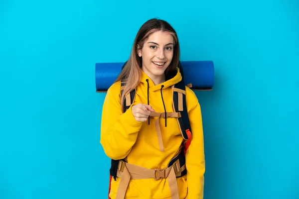 Mujer Joven Montañista Con Una Gran Mochila Aislada Sobre Fondo —  Fotos de Stock