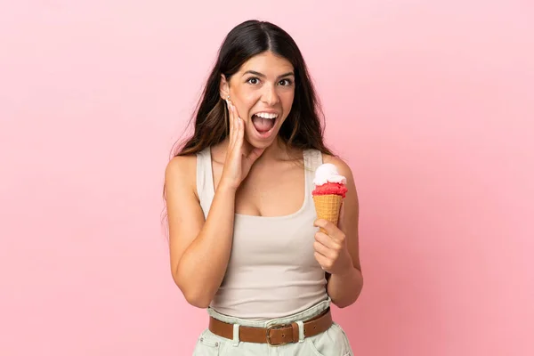 표정으로 배경에 고립된 아이스크림을 코카서스 — 스톡 사진