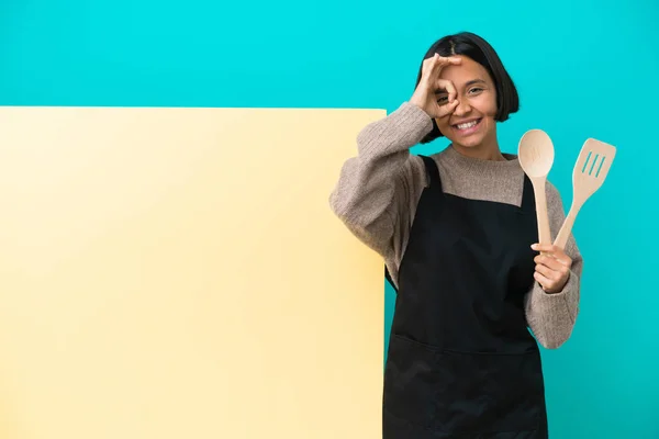 Junge Gemischte Köchin Mit Einem Großen Plakat Auf Blauem Hintergrund — Stockfoto