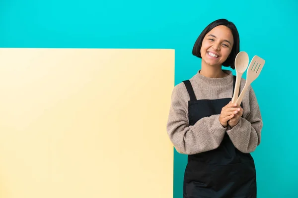 Jovem Mista Cozinheiro Mulher Com Grande Cartaz Isolado Fundo Azul — Fotografia de Stock