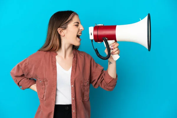 Mulher Caucasiana Jovem Isolado Fundo Azul Gritando Através Megafone Para — Fotografia de Stock