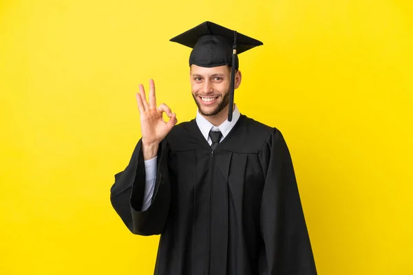Νεαρός Απόφοιτος Πανεπιστημίου Καυκάσιος Άνθρωπος Απομονώνονται Κίτρινο Φόντο Δείχνει Υπογράψει — Φωτογραφία Αρχείου
