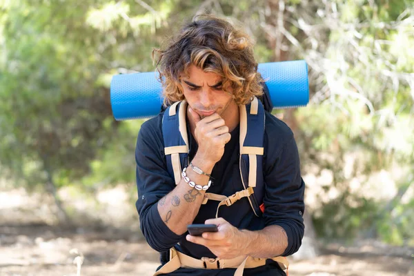 Homem Montanhista Com Uma Grande Mochila Livre Pensando Enviando Uma — Fotografia de Stock