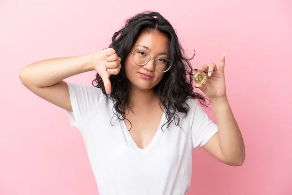 Young Asian Woman Holding Bitcoin Isolated Pink Background Showing Thumb — Stock Photo, Image