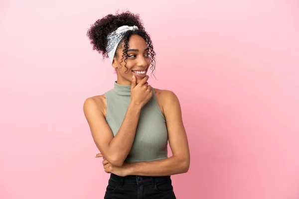 Mulher Latina Jovem Isolado Fundo Rosa Olhando Para Lado Sorrindo — Fotografia de Stock