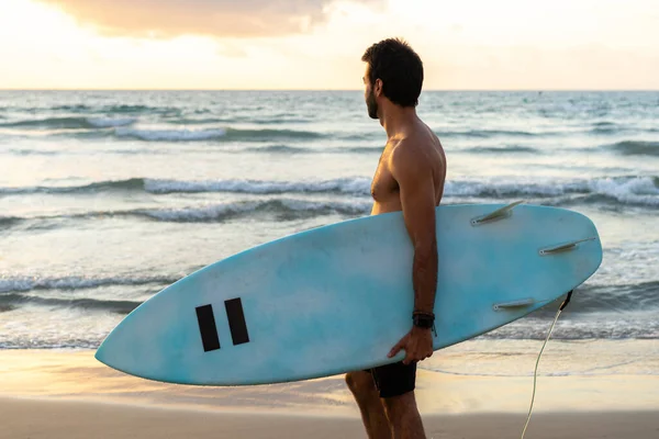 Jeune Homme Caucasien Lever Tôt Pour Faire Surf Lever Soleil — Photo
