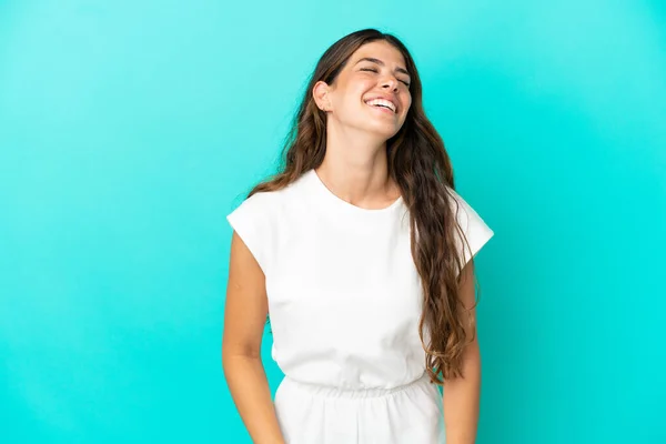 Młoda Biała Kobieta Odizolowana Niebieskim Tle Śmiejąc Się — Zdjęcie stockowe