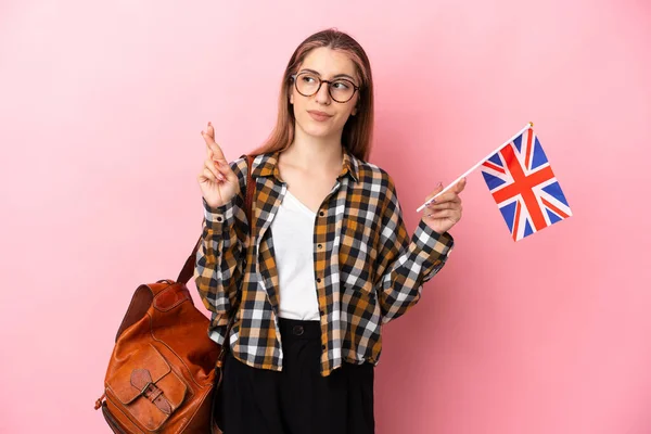 Mladá Hispánka Drží Vlajku Spojeného Království Izolované Růžovém Pozadí Prsty — Stock fotografie