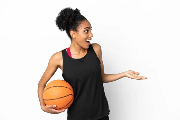 Genç Basketbolcu Beyaz Arka Planda Izole Edilmiş Bir Kadın — Stok fotoğraf