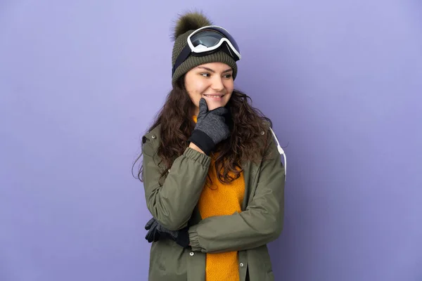 Adolescente Russo Menina Com Óculos Snowboard Isolado Fundo Roxo Olhando — Fotografia de Stock