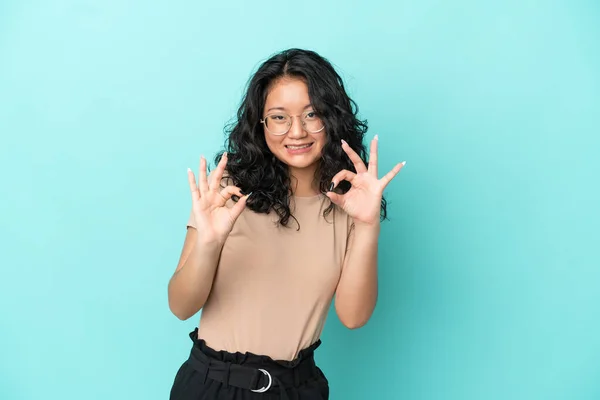 Joven Asiático Mujer Aislado Azul Fondo Mostrando Signo Con Dos —  Fotos de Stock