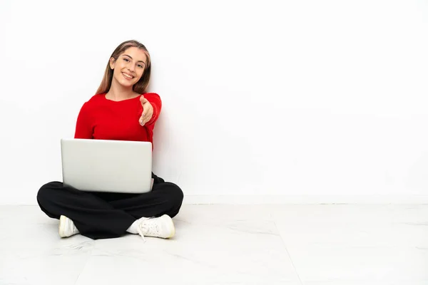 Junge Kaukasische Frau Mit Laptop Sitzt Auf Dem Boden Und — Stockfoto