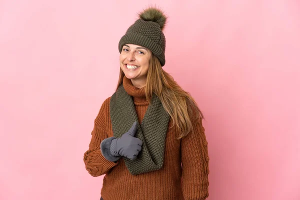 Mulher Meia Idade Com Chapéu Inverno Isolado Fundo Rosa Dando — Fotografia de Stock