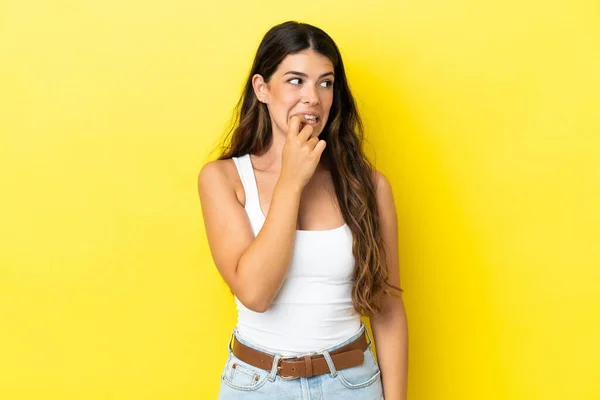 Young Caucasian Woman Isolated Yellow Background Nervous Scared — Stock Photo, Image