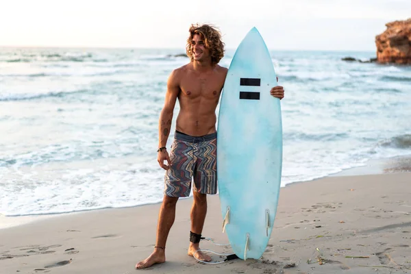 Joven Caucásico Hombre Levantarse Temprano Hacer Surf Amanecer —  Fotos de Stock