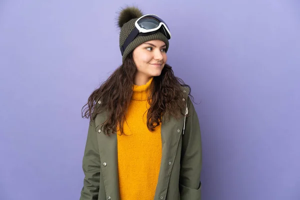 Adolescente Russo Menina Com Óculos Snowboard Isolado Fundo Roxo Olhando — Fotografia de Stock