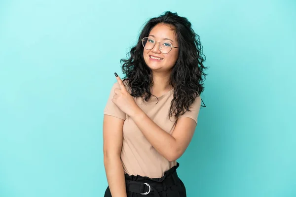 Giovane Donna Asiatica Isolata Sfondo Blu Che Punta Lato Presentare — Foto Stock