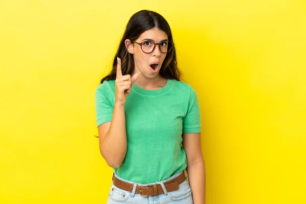 Young Caucasian Woman Isolated Yellow Background Intending Realizes Solution While — Stock Photo, Image