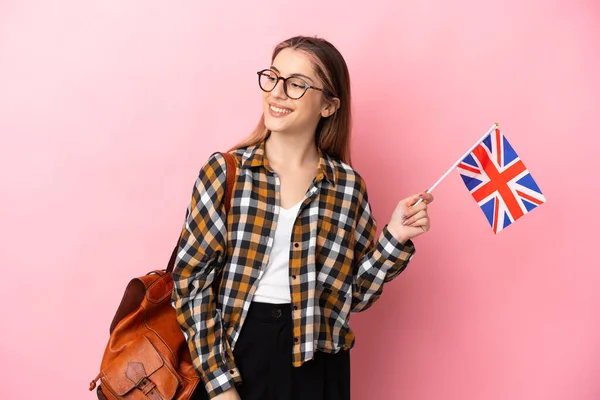 Mladá Hispánka Drží Vlajku Spojeného Království Izolované Růžovém Pozadí Dívá — Stock fotografie