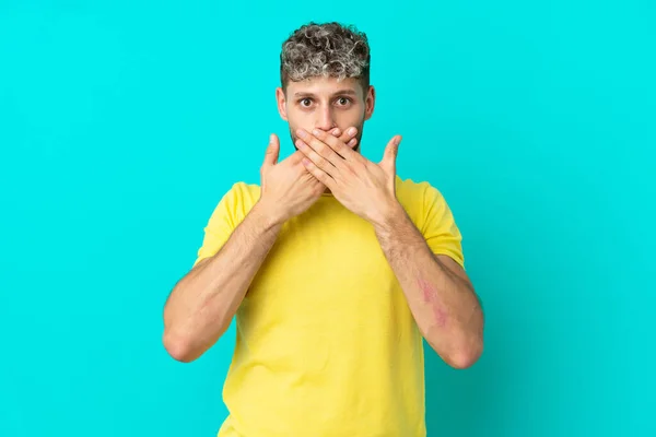 Mavi Arka Planda Izole Edilmiş Yakışıklı Beyaz Adam Elleriyle Ağzını — Stok fotoğraf