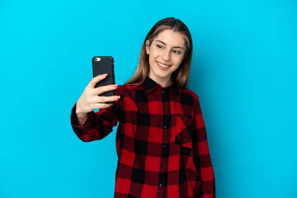 Joven Mujer Caucásica Aislada Sobre Fondo Azul Haciendo Una Selfie — Foto de Stock