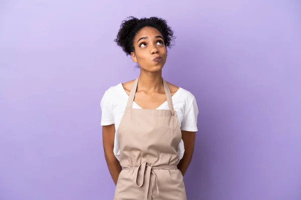 Restaurante Garçom Mulher Latina Isolado Fundo Roxo Olhando Para Cima — Fotografia de Stock