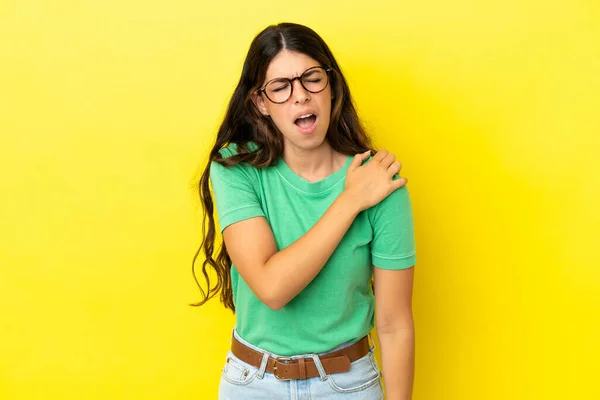 Giovane Donna Caucasica Isolata Sfondo Giallo Che Soffre Dolore Alla — Foto Stock