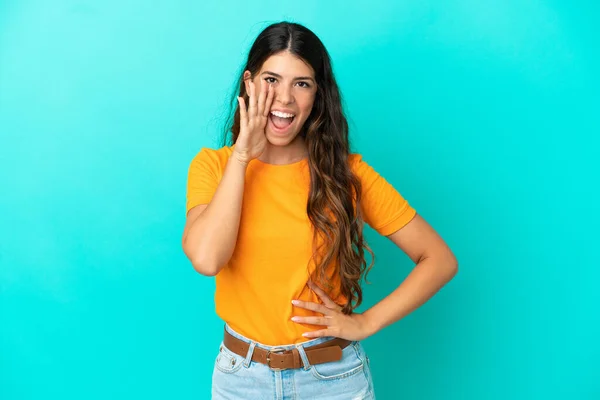 Mulher Caucasiana Jovem Isolado Fundo Azul Gritando Com Boca Bem — Fotografia de Stock