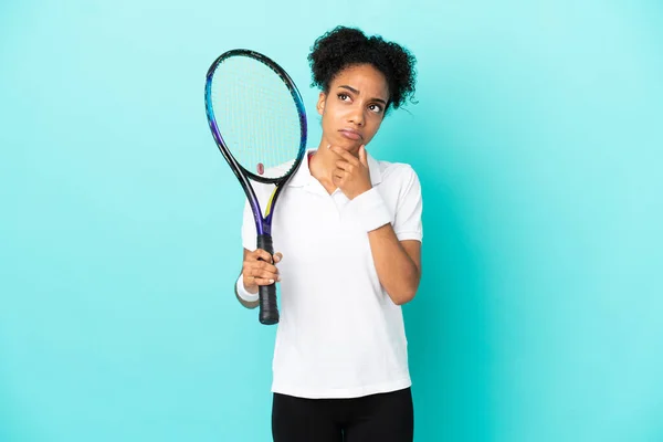 Молода Тенісистка Ізольована Синьому Фоні Має Сумніви — стокове фото