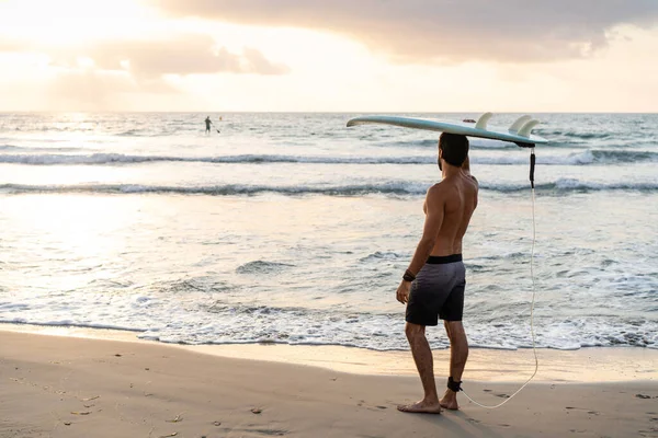 Jeune Homme Caucasien Lever Tôt Pour Faire Surf Lever Soleil — Photo