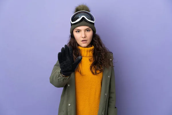 Tonåring Ryska Flicka Med Snowboard Glasögon Isolerad Lila Bakgrund Gör — Stockfoto